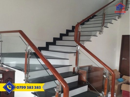 Cầu thang kính cường lực lan can gỗ - HTDoor