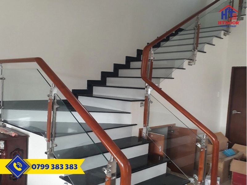 Cầu thang kính cường lực lan can gỗ - HTDoor