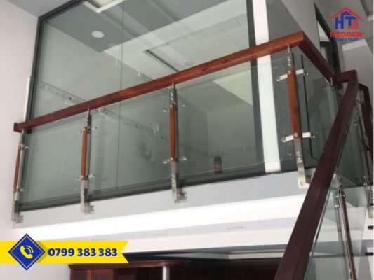 Lan can kính tay vịn gỗ