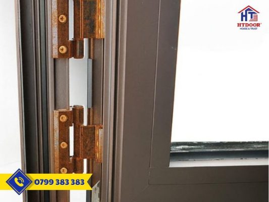 Bản lề cửa nhôm bị rỉ sét