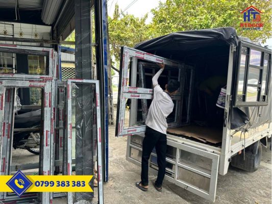 Chuẩn bị lắp đặt cửa nhôm Xingfa tại nhà khách hàng