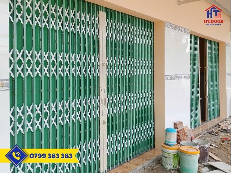 Cửa kéo mạ màu lắp tại nhà khách Bến Tre