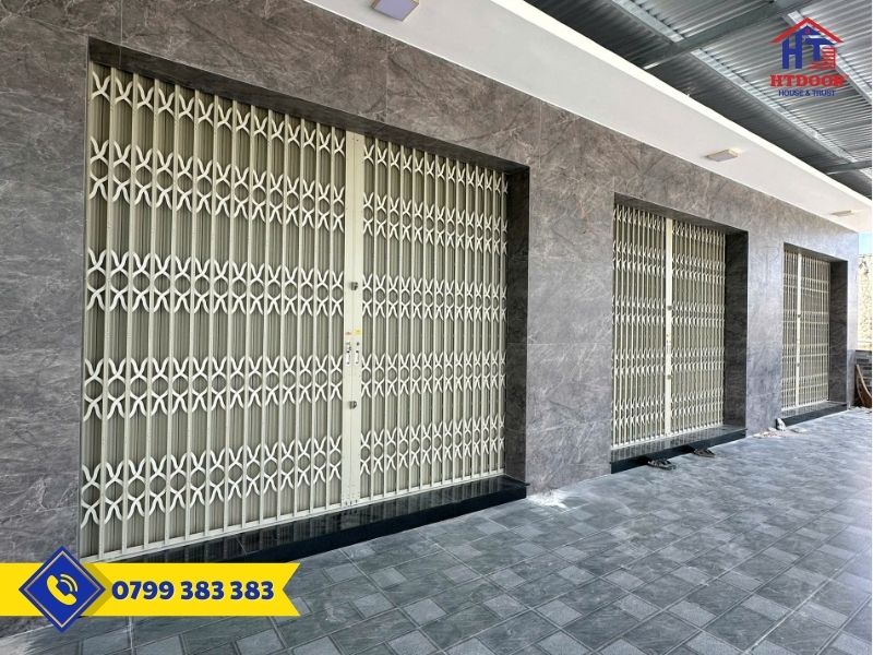 Cửa kéo sơn tĩnh điện nhà khách ở Bến Tre