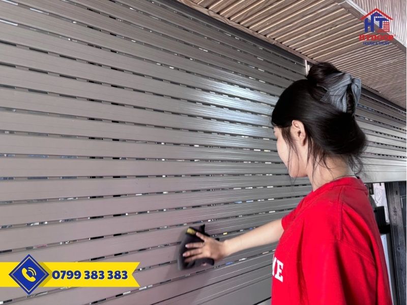 Vệ sinh thân cửa cuốn