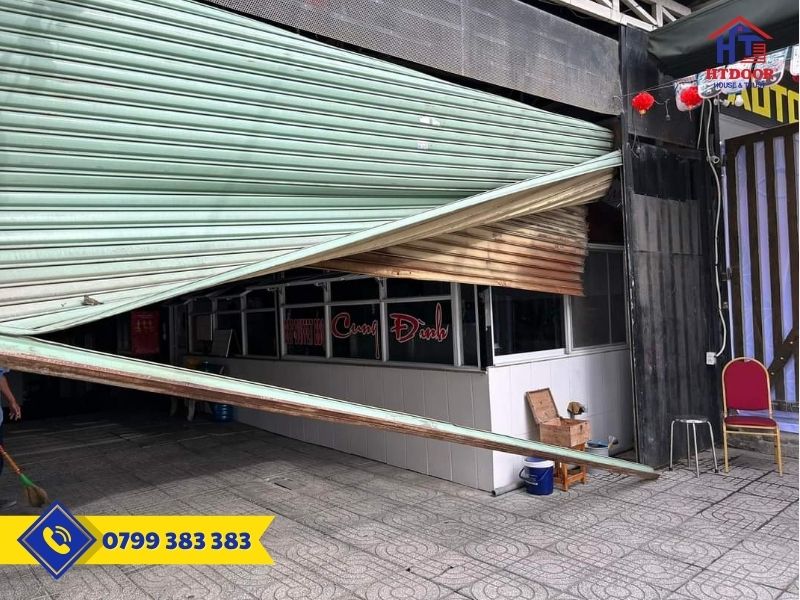 Cửa cuốn gặp vật kẹt nan rớt lá