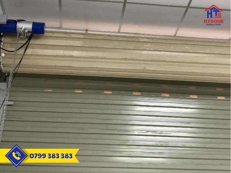 Cửa cuốn gặp vật cản bị kẹt lá