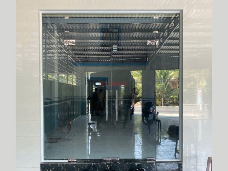 Cửa kính cường lực 2 cánh mở quay