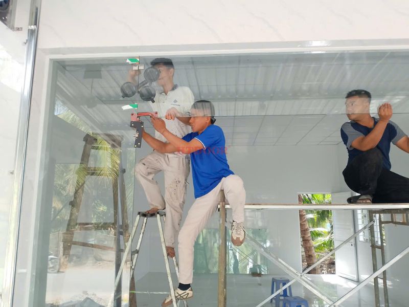 Lắp đặt cửa kính cường lực