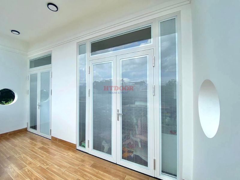 Công trình cửa nhôm Xingfa màu trắng - kính hộp rèm