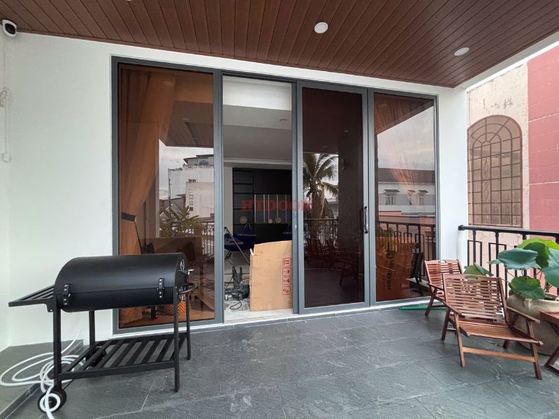 Cửa lùa 4 cánh nhôm Xingfa kính màu trà