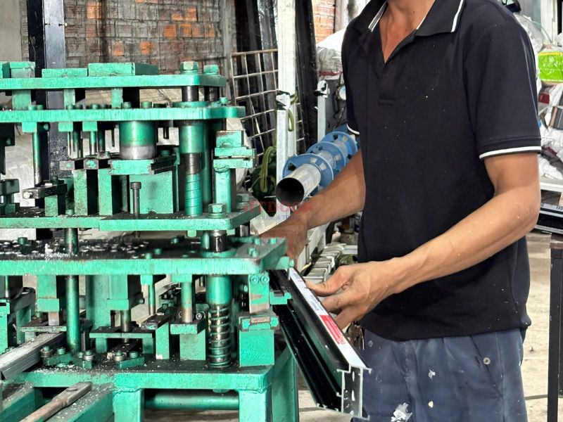 Dập lỗ cửa nhôm