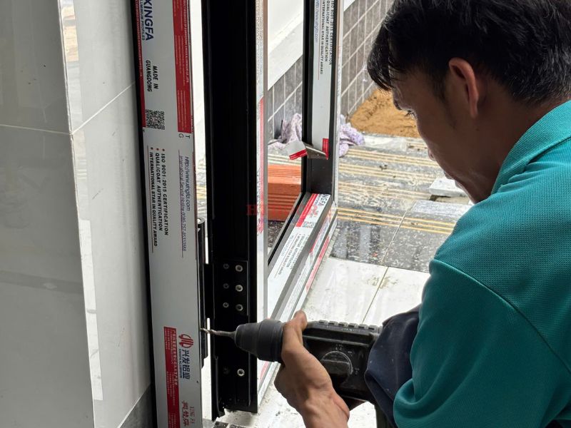 Lắp cửa tại công trình