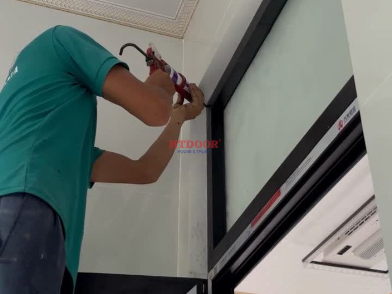 Đi keo cho cửa