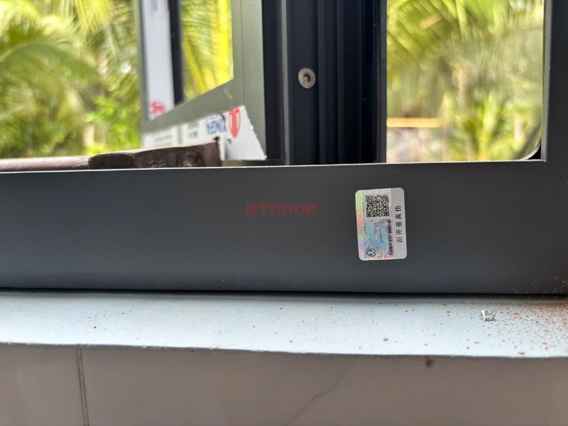 Tem QR trên đầu thanh nhôm